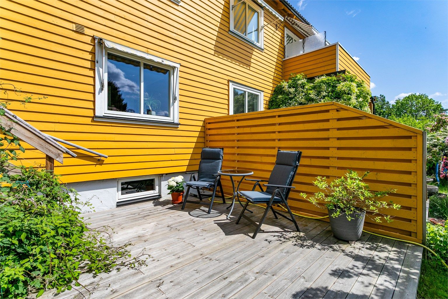 Plattingen er orientert i syd-vestlig retning og solfylt store deler av dagen sommerstid.