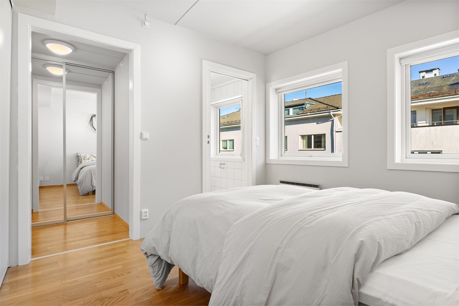 Mellom entré og hovedsoverommet er det laget til en liten garderobe med skyvedører. Soverommet har også direkte tilkomst til bad.