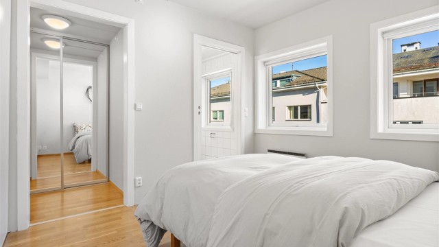 Mellom entré og hovedsoverommet er det laget til en liten garderobe med skyvedører. Soverommet har også direkte tilkomst til bad.