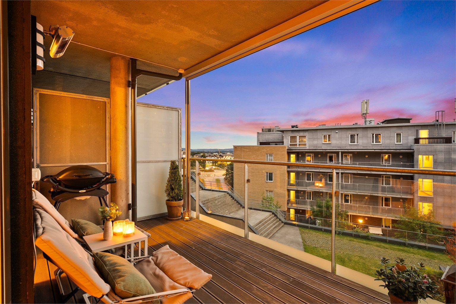 Det er et hyggelig utsyn fra balkongen, og det er levegger mot naboene som bidrar til fin skjerming på balkongen.