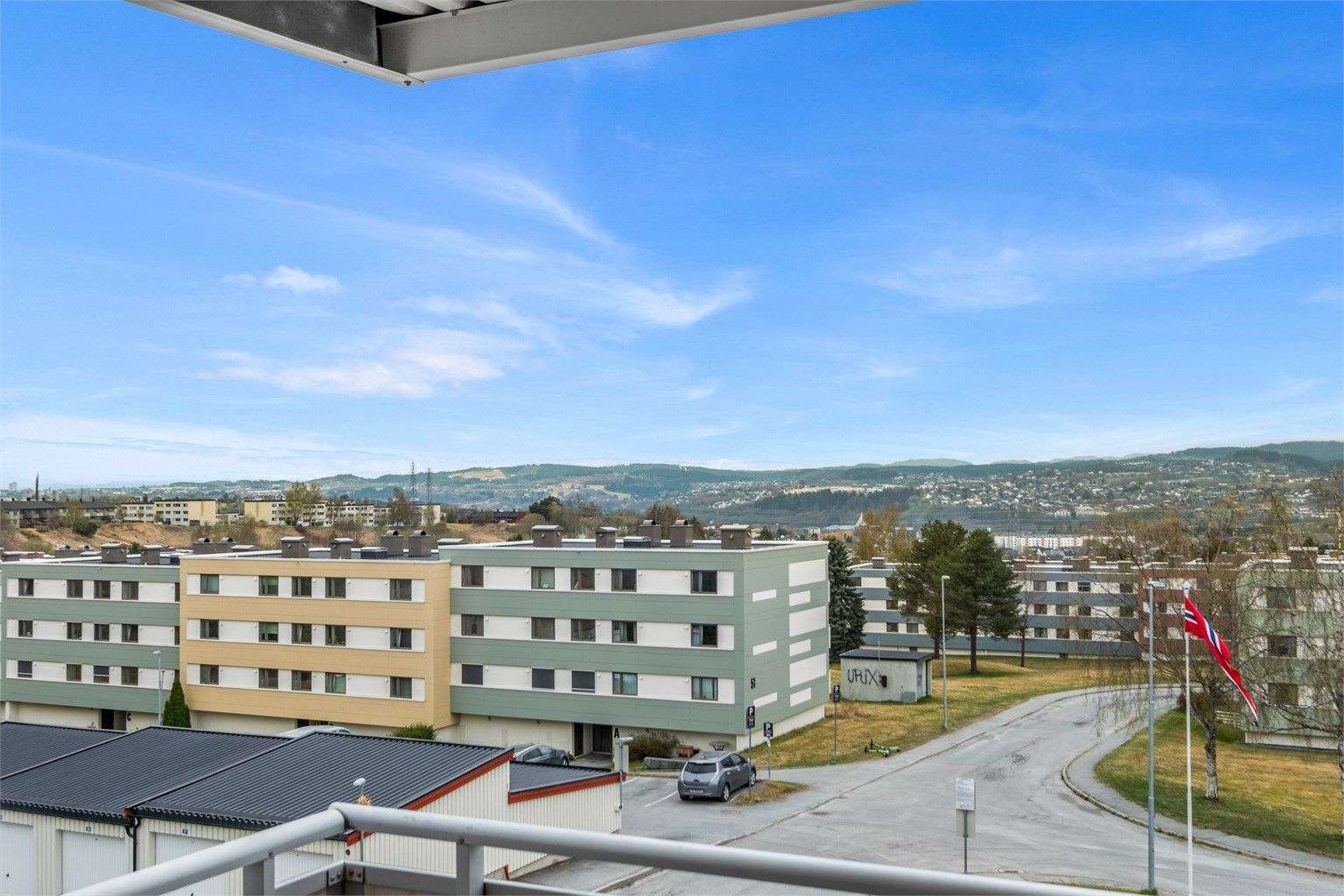 Fra balkongen nyter man godt av fin utsikt over nærområdet og gode solforhold.