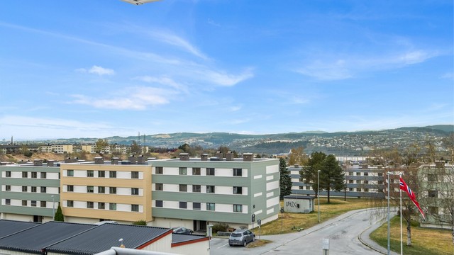 Fra balkongen nyter man godt av fin utsikt over nærområdet og gode solforhold.