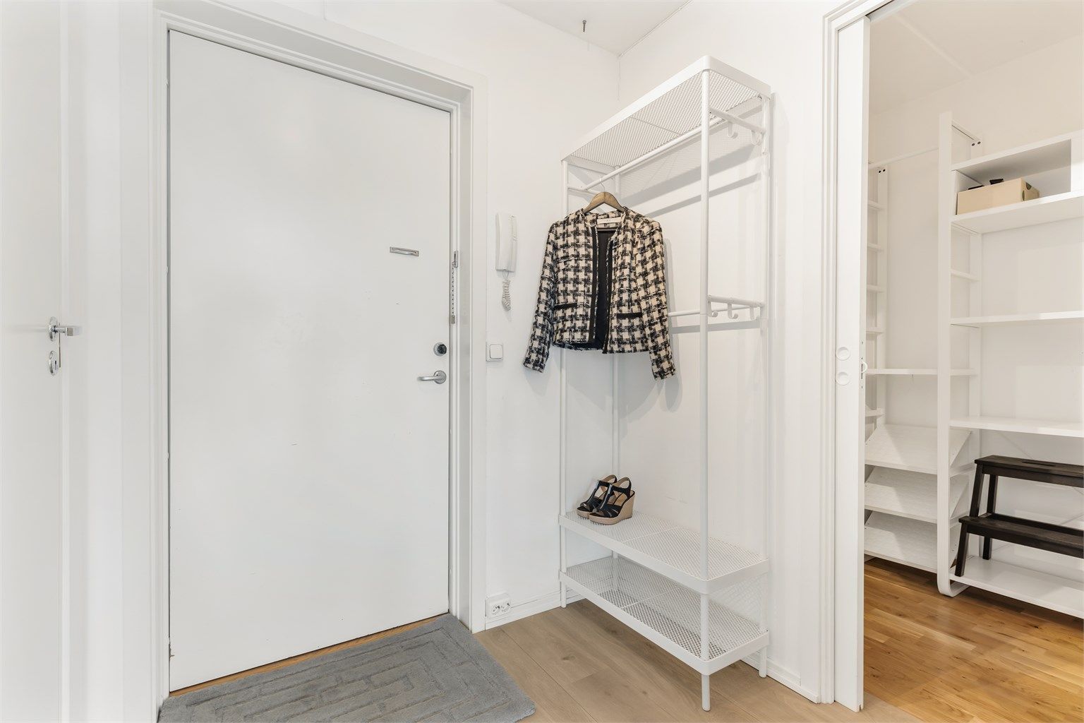 Entré med dørcallinganlegg som har åpnerfunksjon