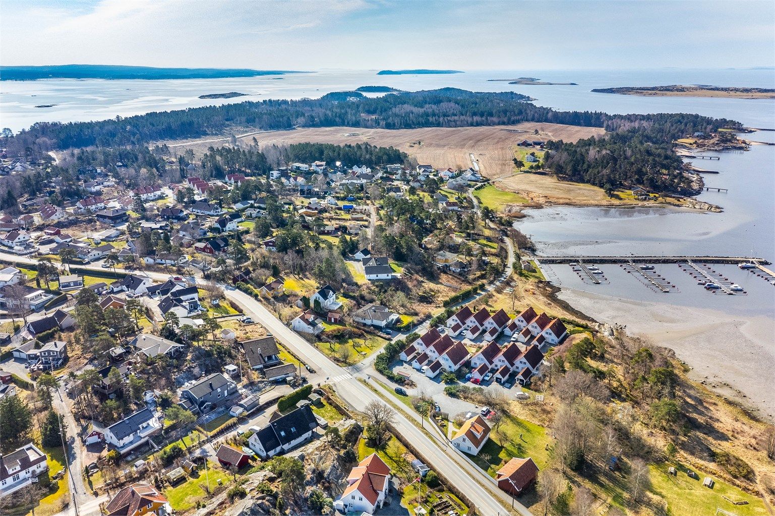 Kystperlen Larkollen forbindes gjerne med sommer, sol og sjø. I Tollefsrødveien bor du midt i det hele.