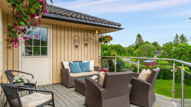 Også fra spisestuen har man utgang til terrassen.