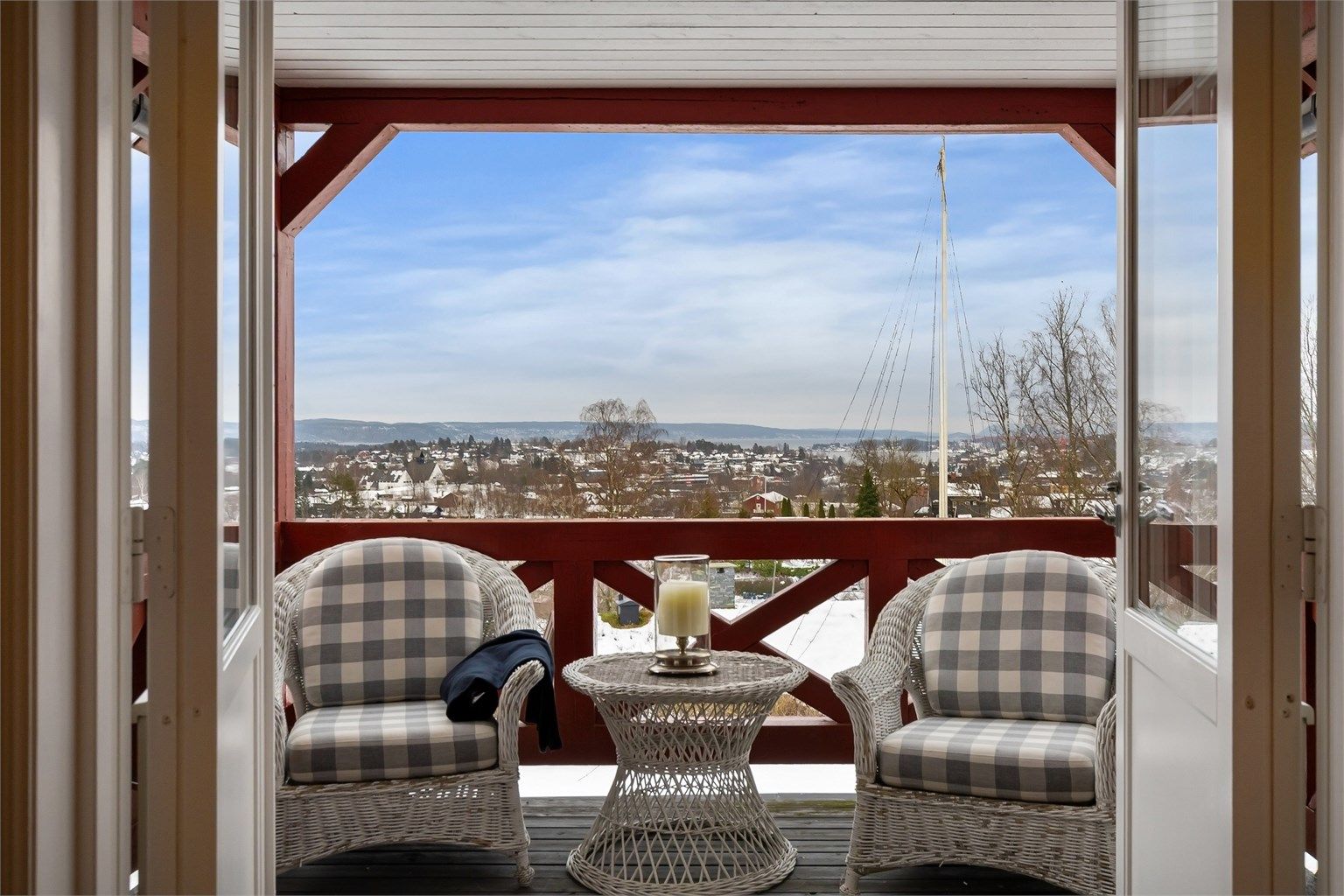 Fra balkongen kan både solen og utsikten nytes