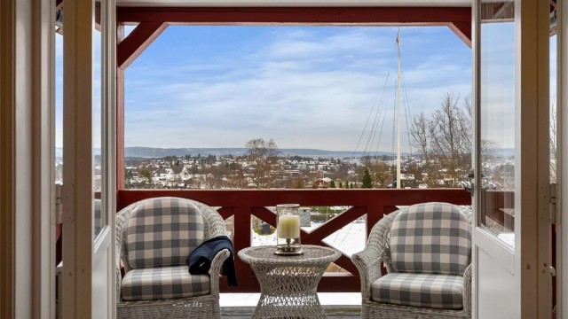 Fra balkongen kan både solen og utsikten nytes