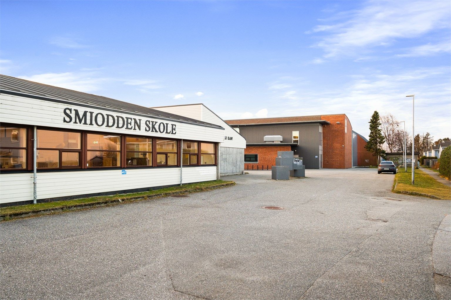 Fra leiligheten er det kort vei til Smiodden skole. 