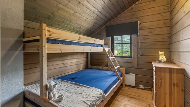 Det tredje soverommet er innredet med familiekøyeseng.