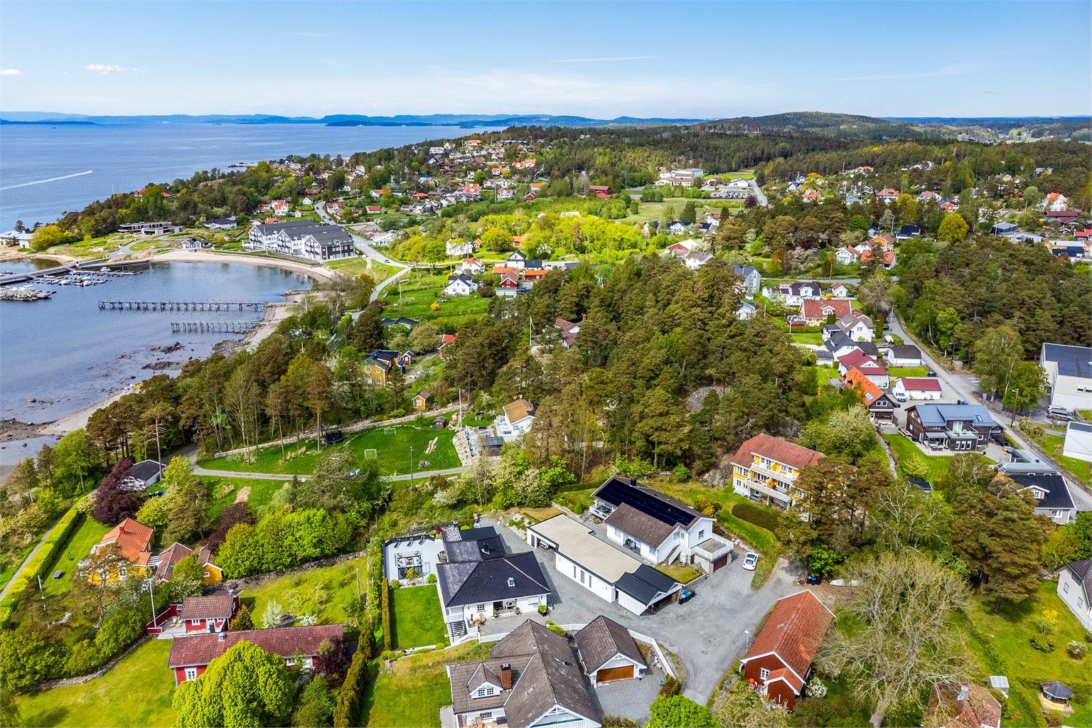 Eiendommen ligger helt innerst i Hagastien og øverst i terrenget som skråner nedover mot fjorden i vest. I dette området kommer det sjelden boliger til salgs.