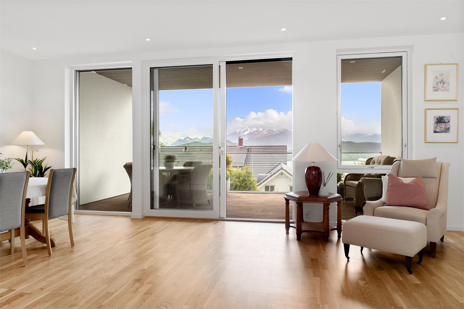 Store vindusflater mot syd som gir godt med naturlig lysinnslipp i stue/kjøkken. Skyvedør til skjermet terrasse med flott utsikt