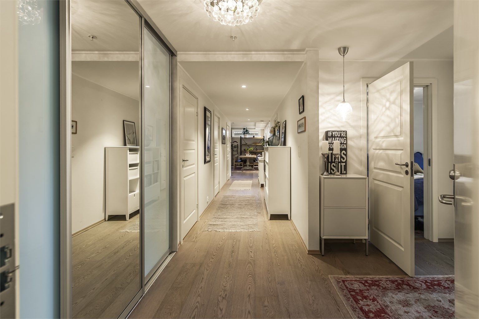 I entreen/hallen er det også en god plass i skyvedørsgarderoben til yttertøy