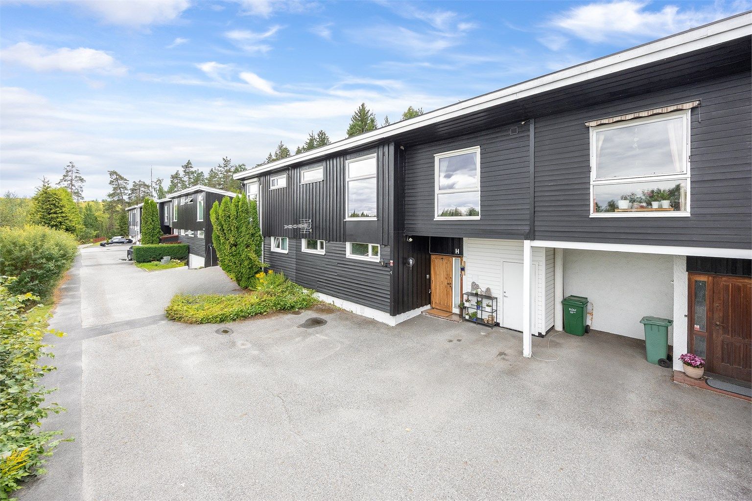 Rekkehus over to plan som har gjennomgått betydelige oppgraderinger de siste årene.