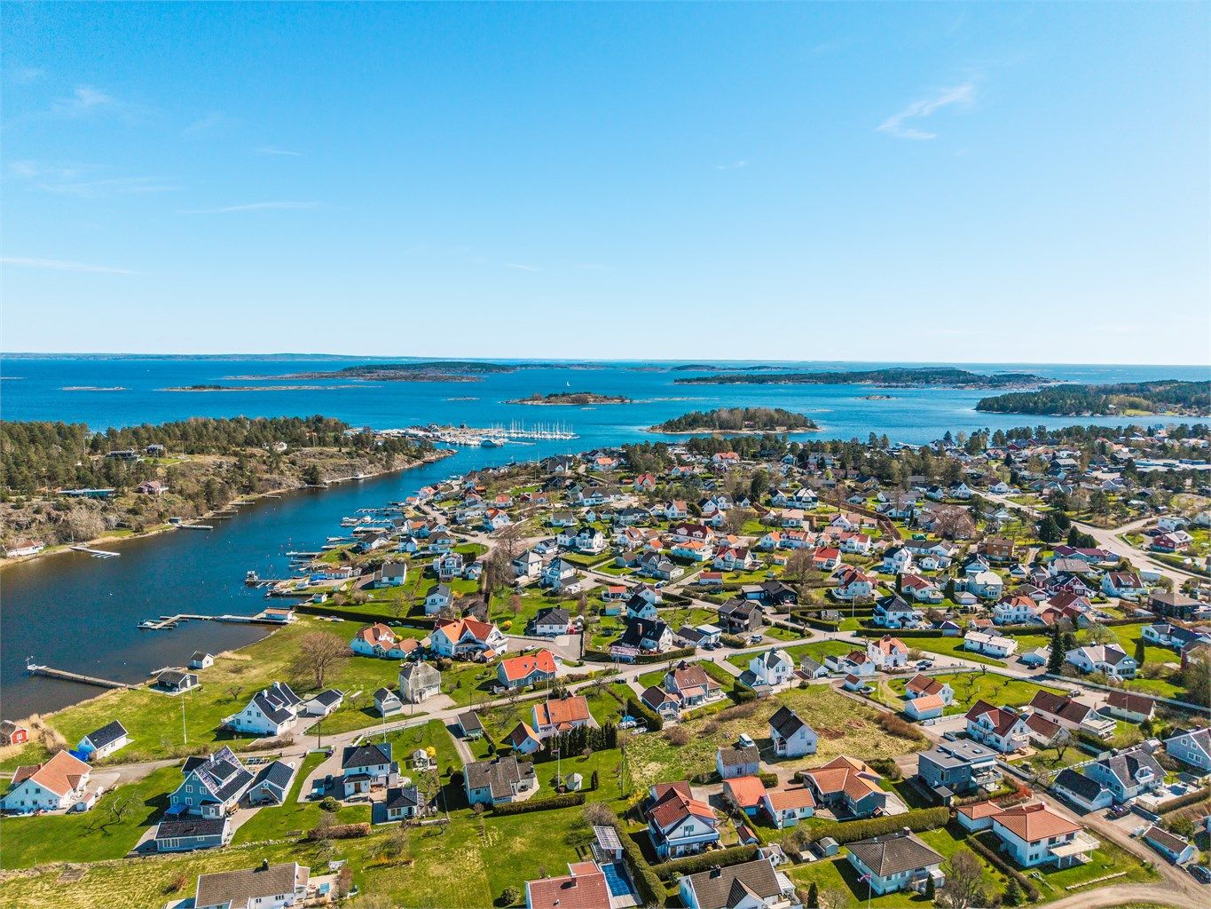Et vakkert kystlandskap preger området rundt Nesbryggen.