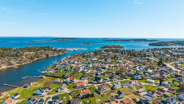 Et vakkert kystlandskap preger området rundt Nesbryggen.