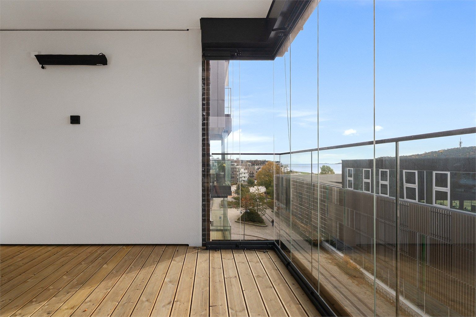 En lun og brukervennlig uteplass som forlenger utesesongen med varmelampe - Sjøutsikt!  Denne utsikten har du også fra spisestuen 