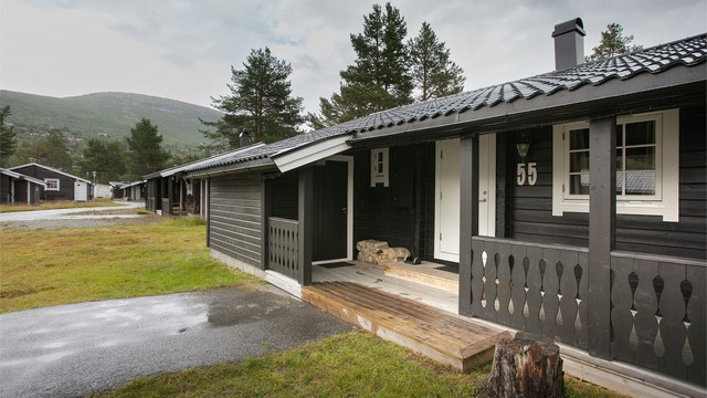 Praktisk utebod ved inngangspartiet for oppbevaring av ski og utstyr.