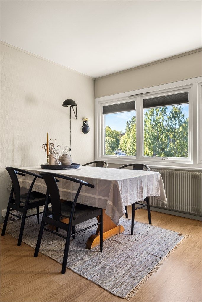 Her er det duket for en hyggelig spiseplass ved store vindusflater, med flott utsyn mot grønne omgivelser!