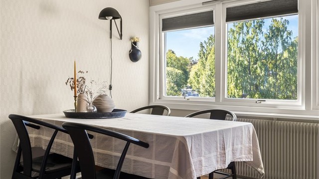 Her er det duket for en hyggelig spiseplass ved store vindusflater, med flott utsyn mot grønne omgivelser!