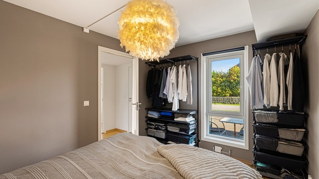 Hovedsoverommet har god plass til dobbeltseng og garderobeløsning.