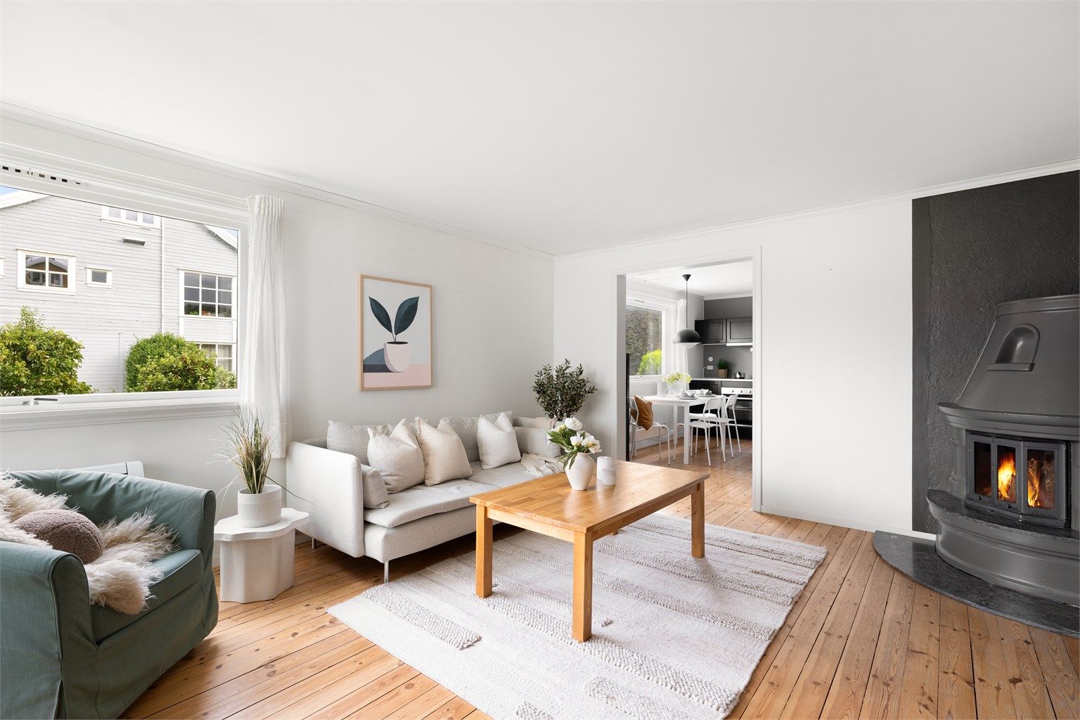 Leiligheten ligger deler av boligens første etasje og kjeller. Det er totalt fire leiligheter i boligen. 