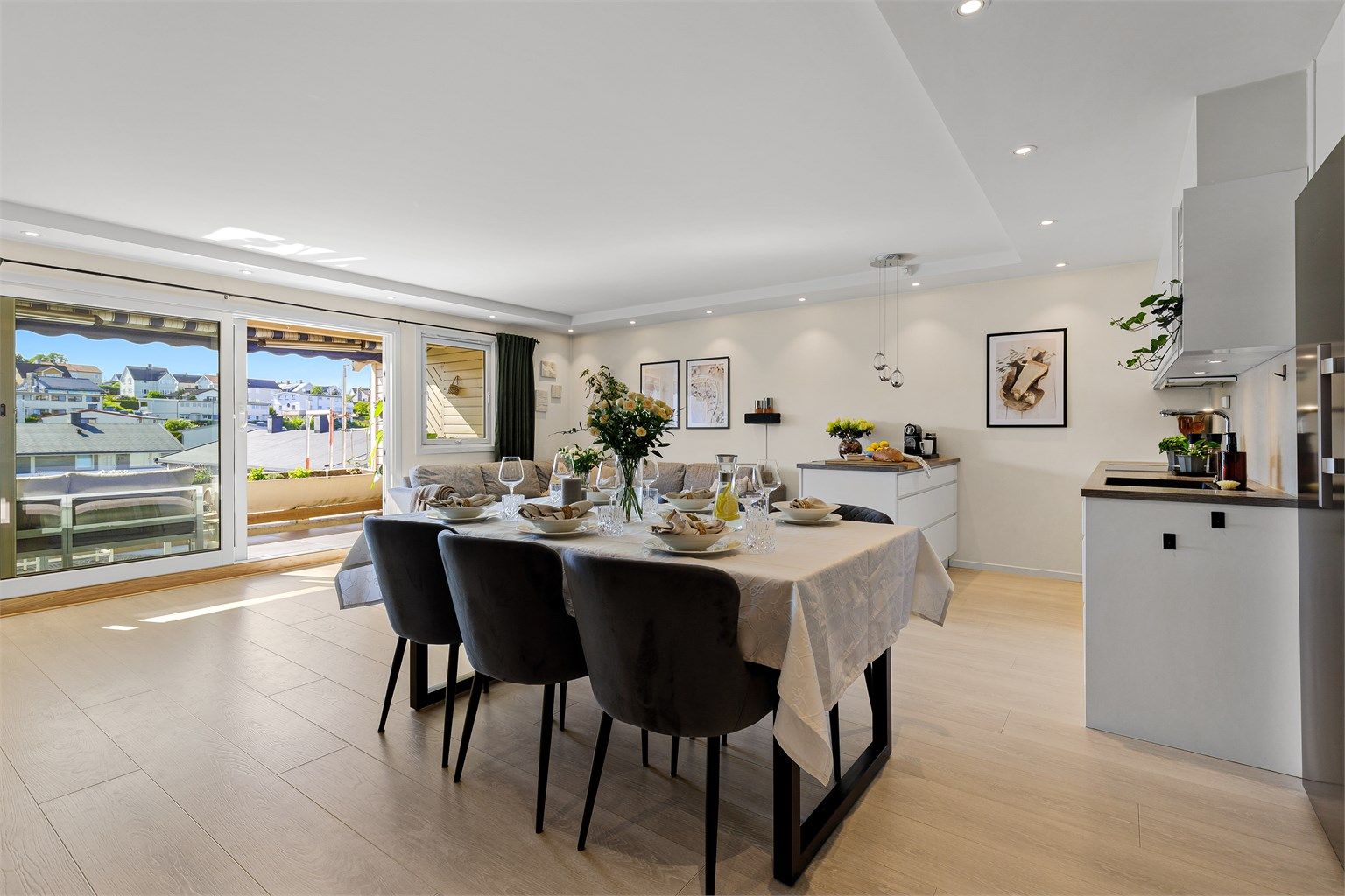 Robin Lauritzen v/ Krogsveen Eiendomsmegling har gleden av å presentere Manglerudveien 116!