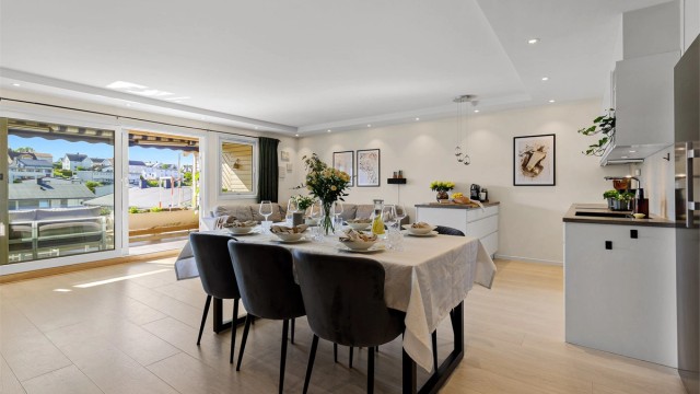 Robin Lauritzen v/ Krogsveen Eiendomsmegling har gleden av å presentere Manglerudveien 116!