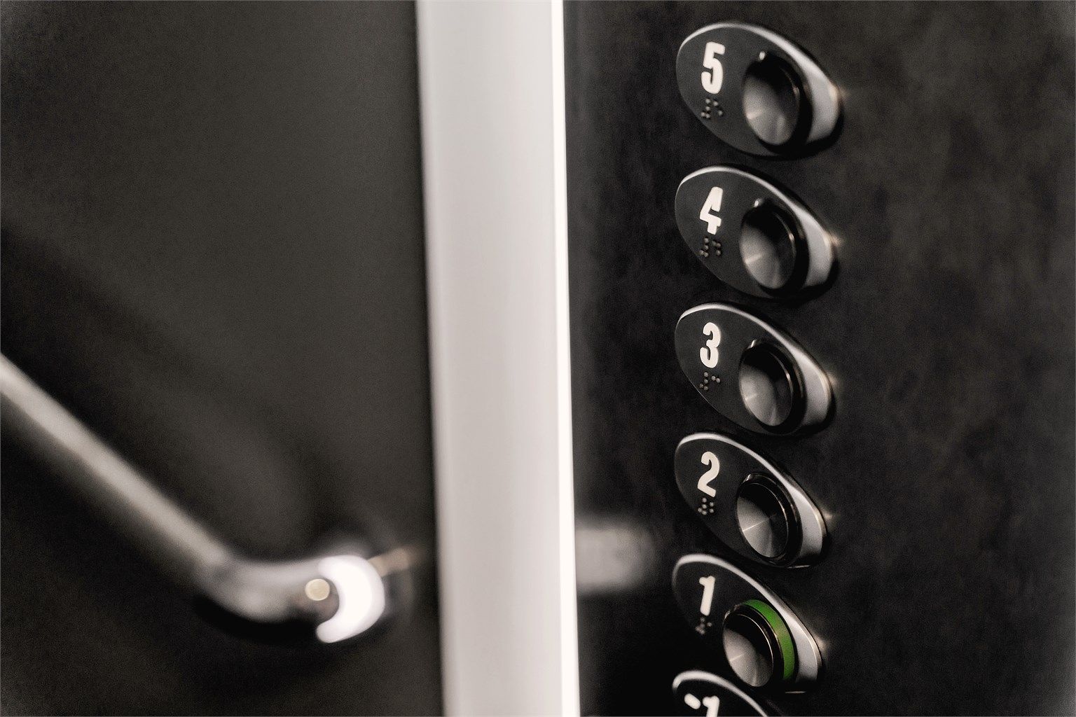 Adkomst til leiligheten via felles trappoppgang med heis.