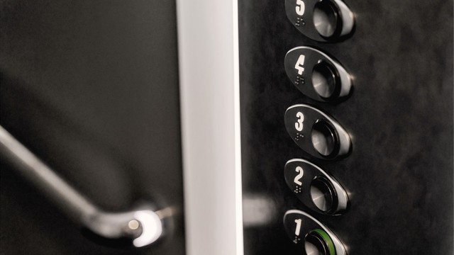 Adkomst til leiligheten via felles trappoppgang med heis.