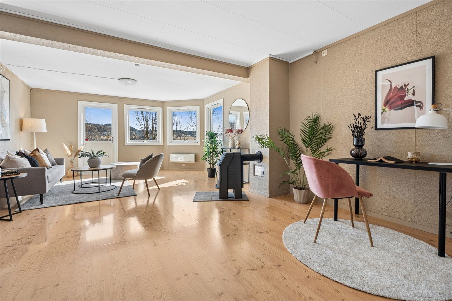 Det innredede rommet i underetasjen er stort, luftig og har godt med lysinnslipp. (Rom ikke godkjent til varig opphold)