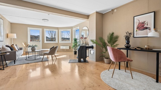 Det innredede rommet i underetasjen er stort, luftig og har godt med lysinnslipp. (Rom ikke godkjent til varig opphold)