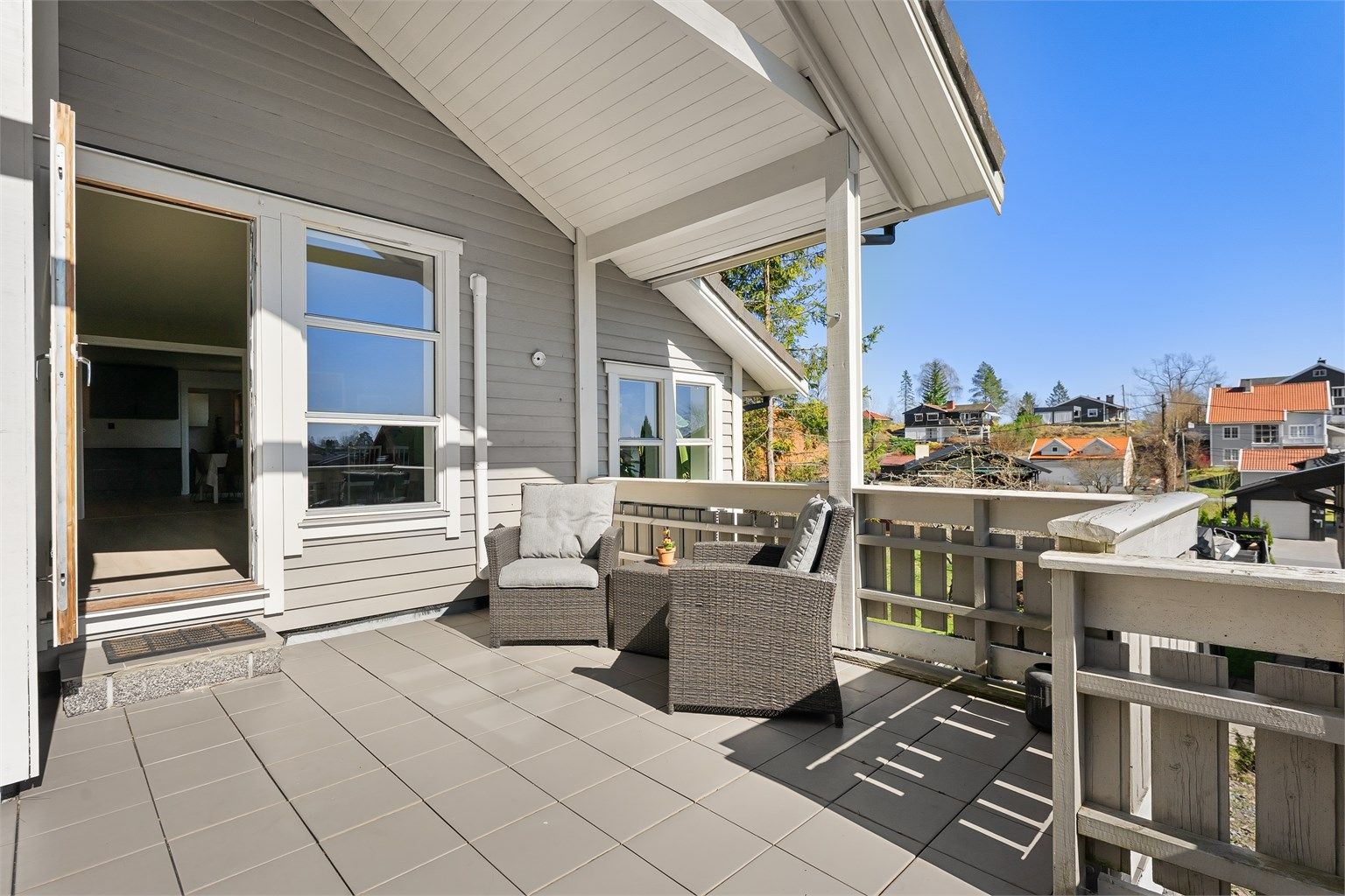 Den flislagte verandaen på 26 m² har direkte utgang fra stuen.