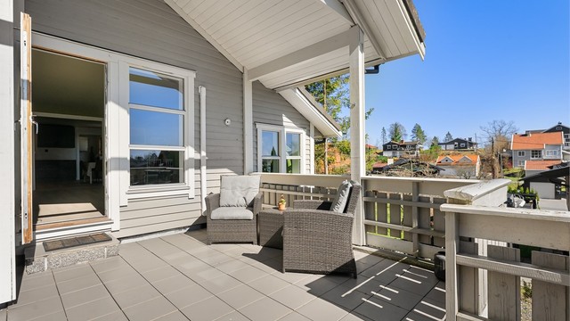 Den flislagte verandaen på 26 m² har direkte utgang fra stuen.