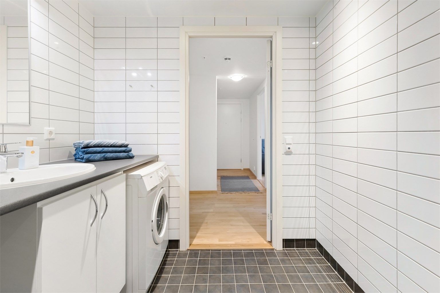 Badet er praktisk plassert med enkel adkomst fra entréen og soverommene.