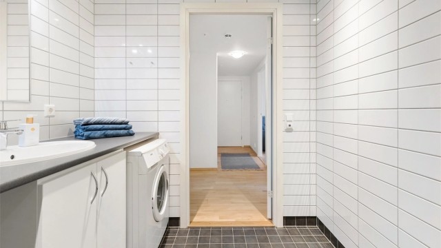 Badet er praktisk plassert med enkel adkomst fra entréen og soverommene.