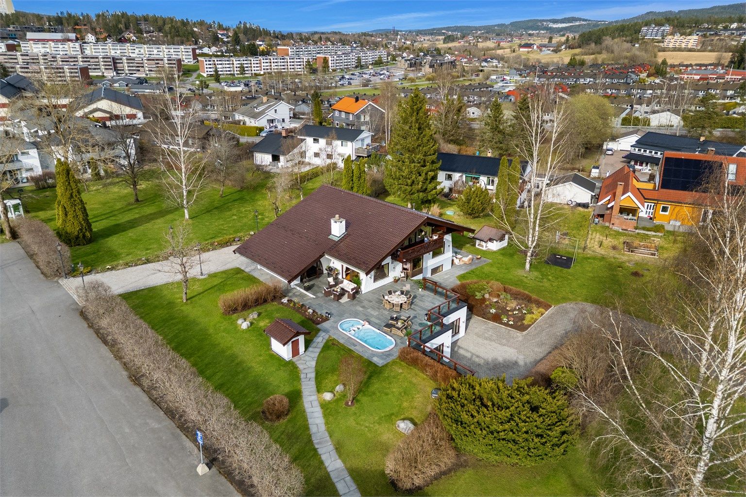 Losbyveien ligger i et landlig, samtidig sentralt område på Finstad i Lørenskog kommune.
