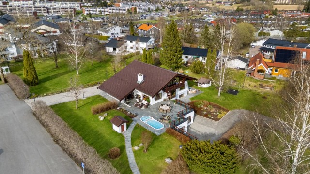 Losbyveien ligger i et landlig, samtidig sentralt område på Finstad i Lørenskog kommune.
