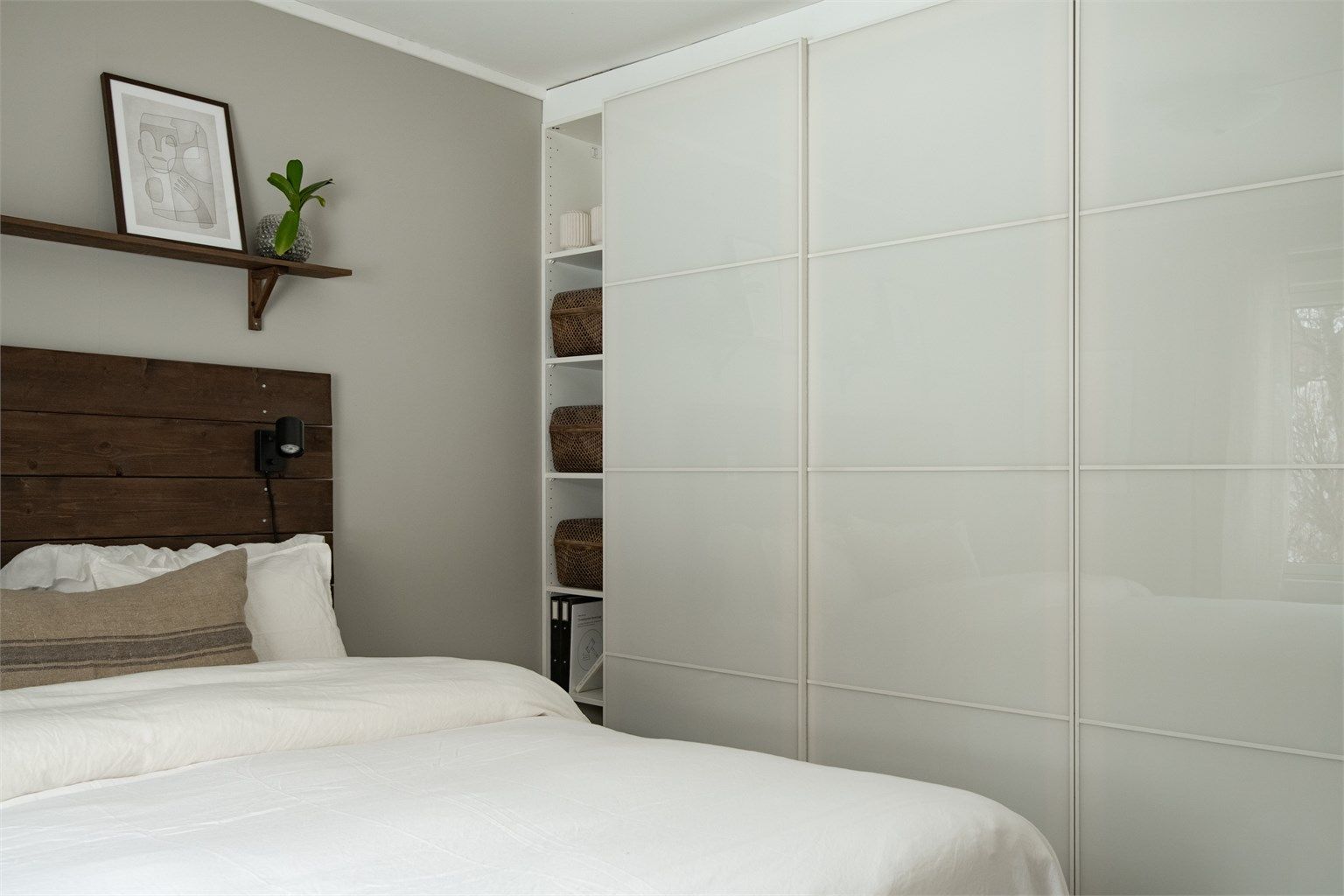 Stilrent garderobeskap som tilbyr rikelig med oppbevaringsplass. 