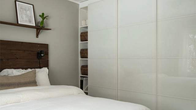 Stilrent garderobeskap som tilbyr rikelig med oppbevaringsplass.