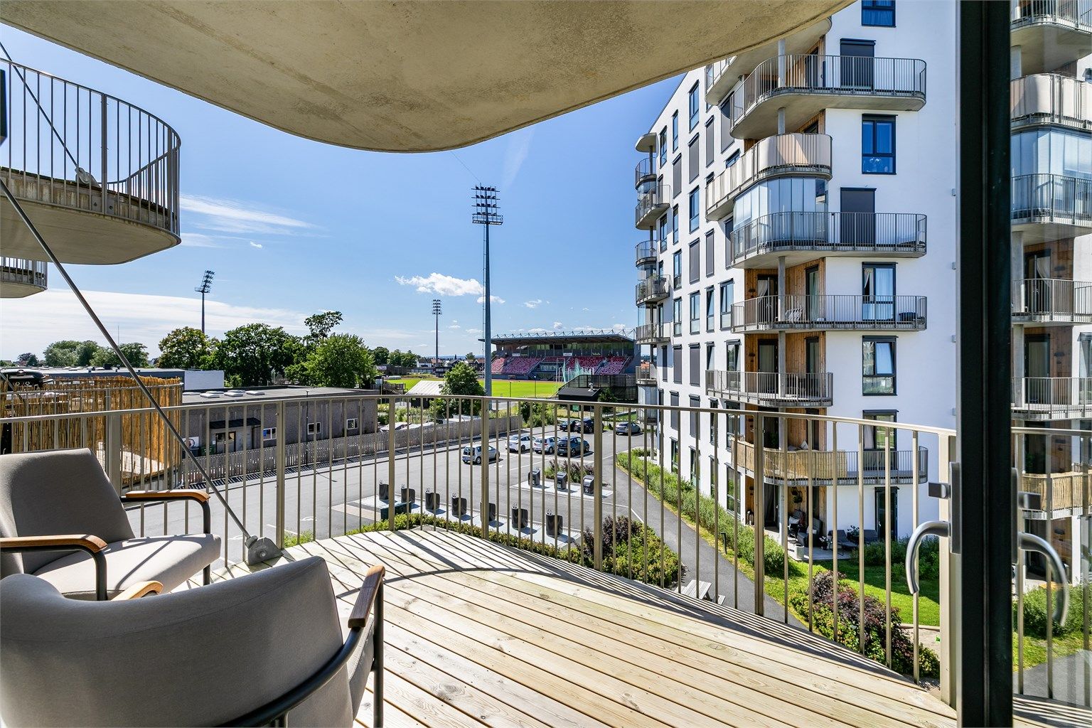 I tredje etasje av Rabekkgata 3C finner du denne moderne to-roms leiligheten fra 2023, med balkong i vestlig retning. 