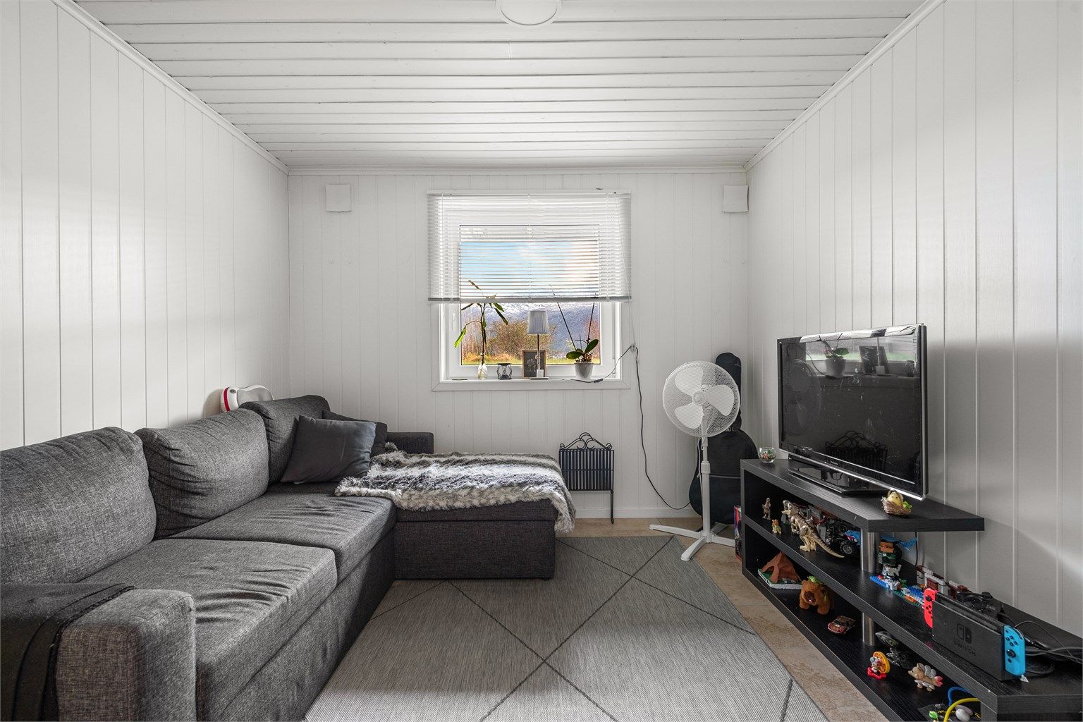 Innredet rom i underetasjen med gulvvarme, som i dag benyttes som en ekstra stue. Bruksendringen er ikke omsøkt.