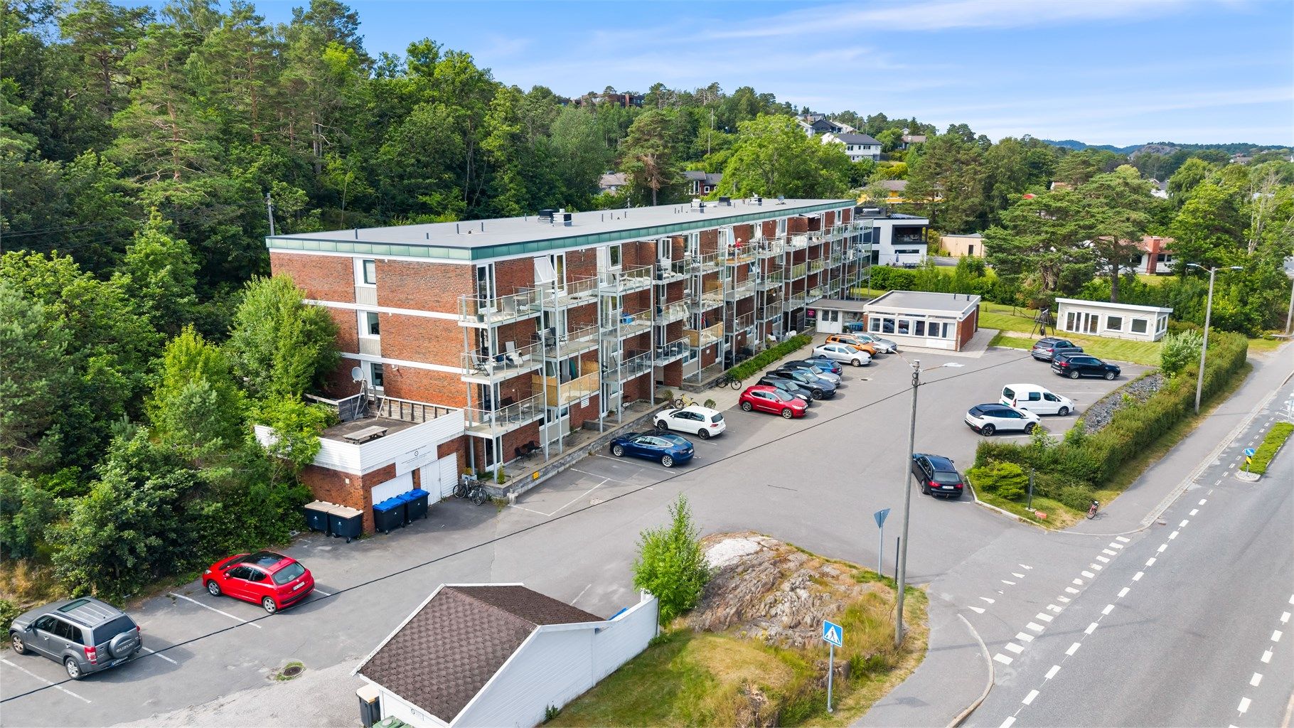 Parkering på felles parkeringsplass. 