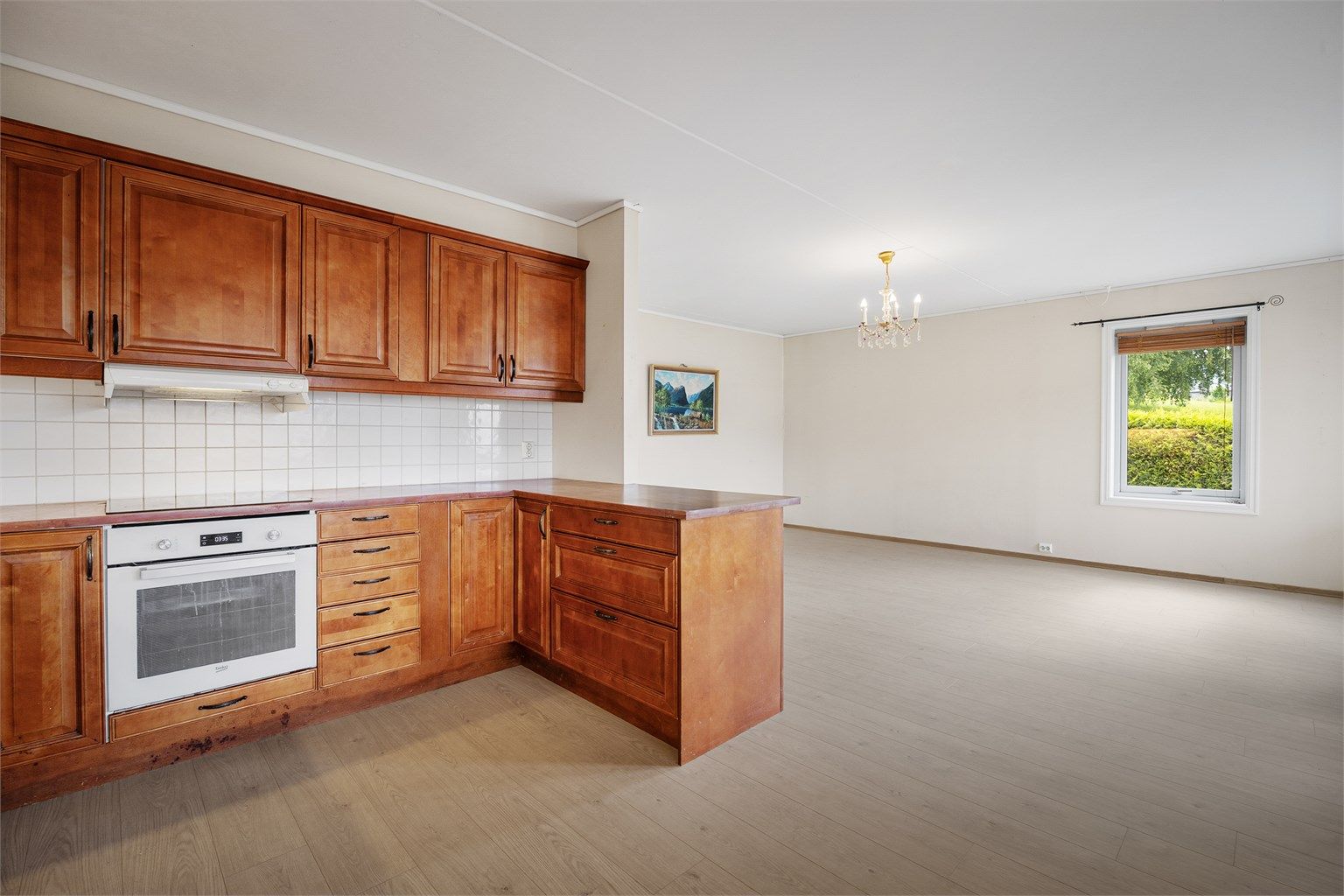  Innredningen har profilerte fronter og benkeplate av laminat.