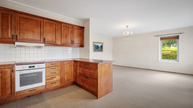 Innredningen har profilerte fronter og benkeplate av laminat.