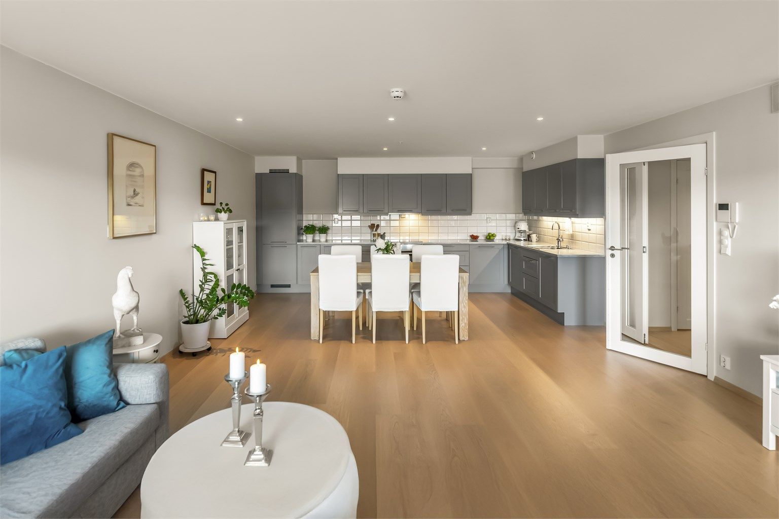 En moderne og romslig selveierleilighet med gjennomgående god standard. Leiligheten ligger flott til i 4. etasje med en god og innholdsrik planløsning med bla. to bad, separat vaskerom og romslig stue/kjøkken. 