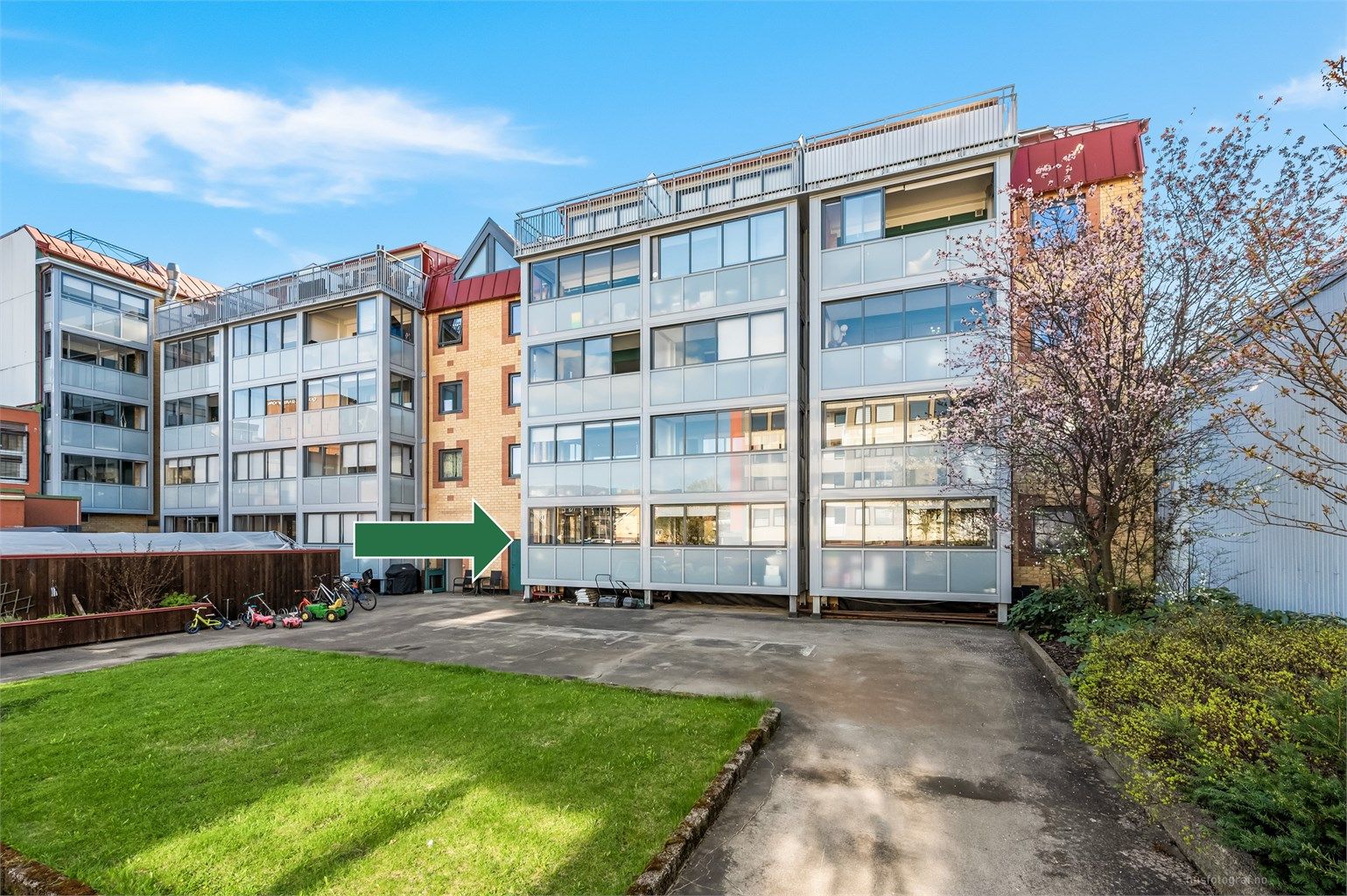 Leiligheten har en fin og sentrumsnær beliggenhet