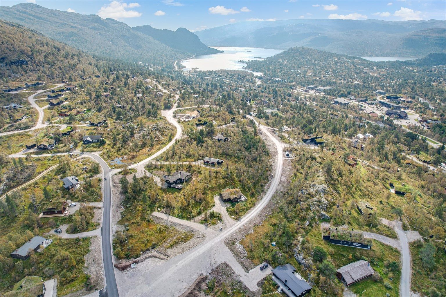 Fjellbjørkvegen midt i bildet, så Hartevassvegen til venstre. Marnarvegen er øverst. Utsikten mot Hartevann og sentrum.