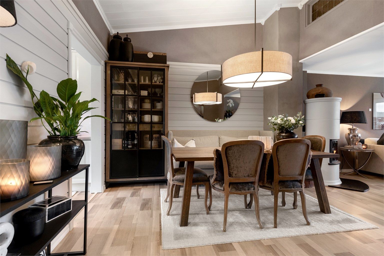 Spisestuen har god plass til et stort spisebord for hyggelige sammenkomster