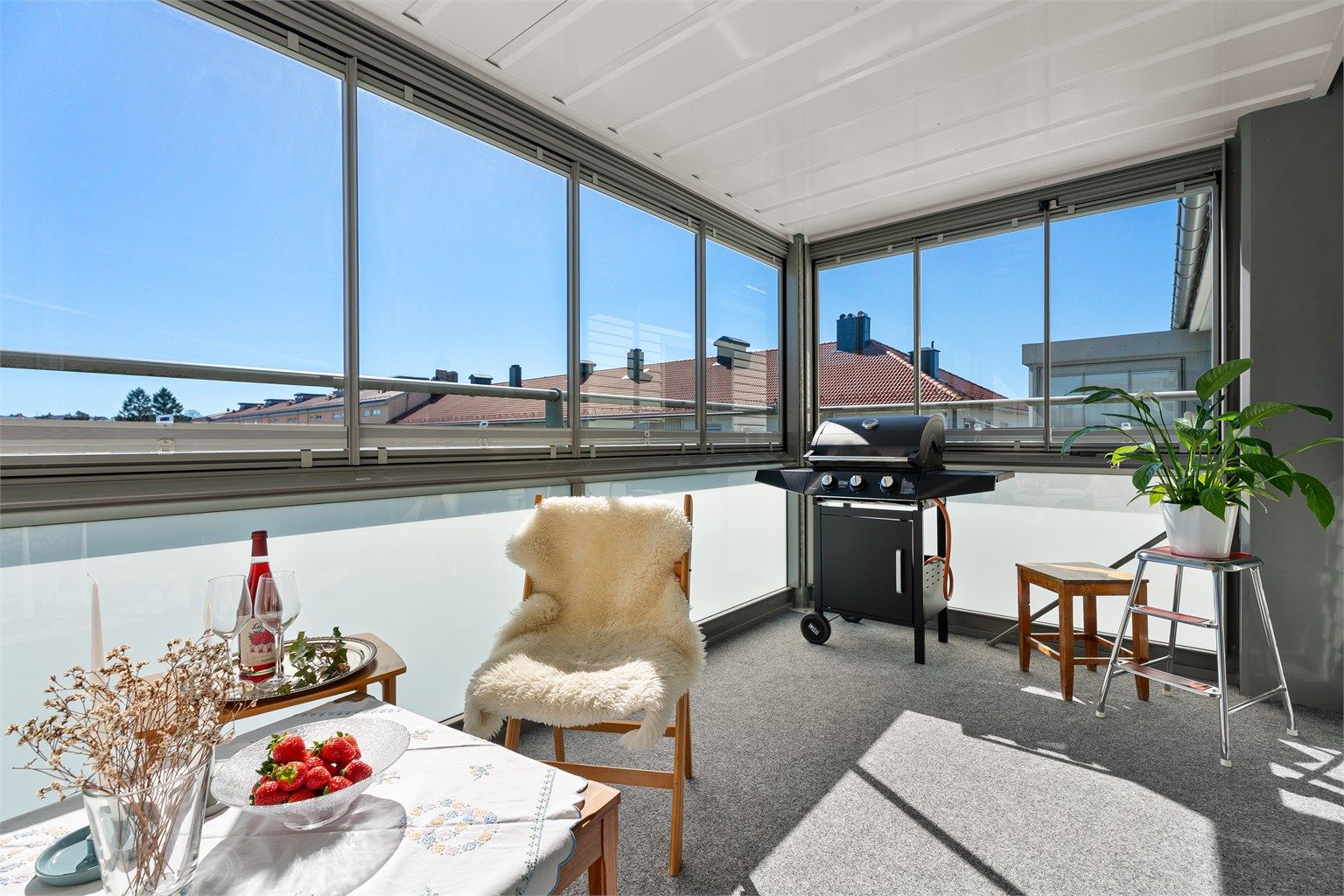 Flott innglasset balkong på hele 11 kvm med sol fra ca. kl. 10-20 om sommeren!