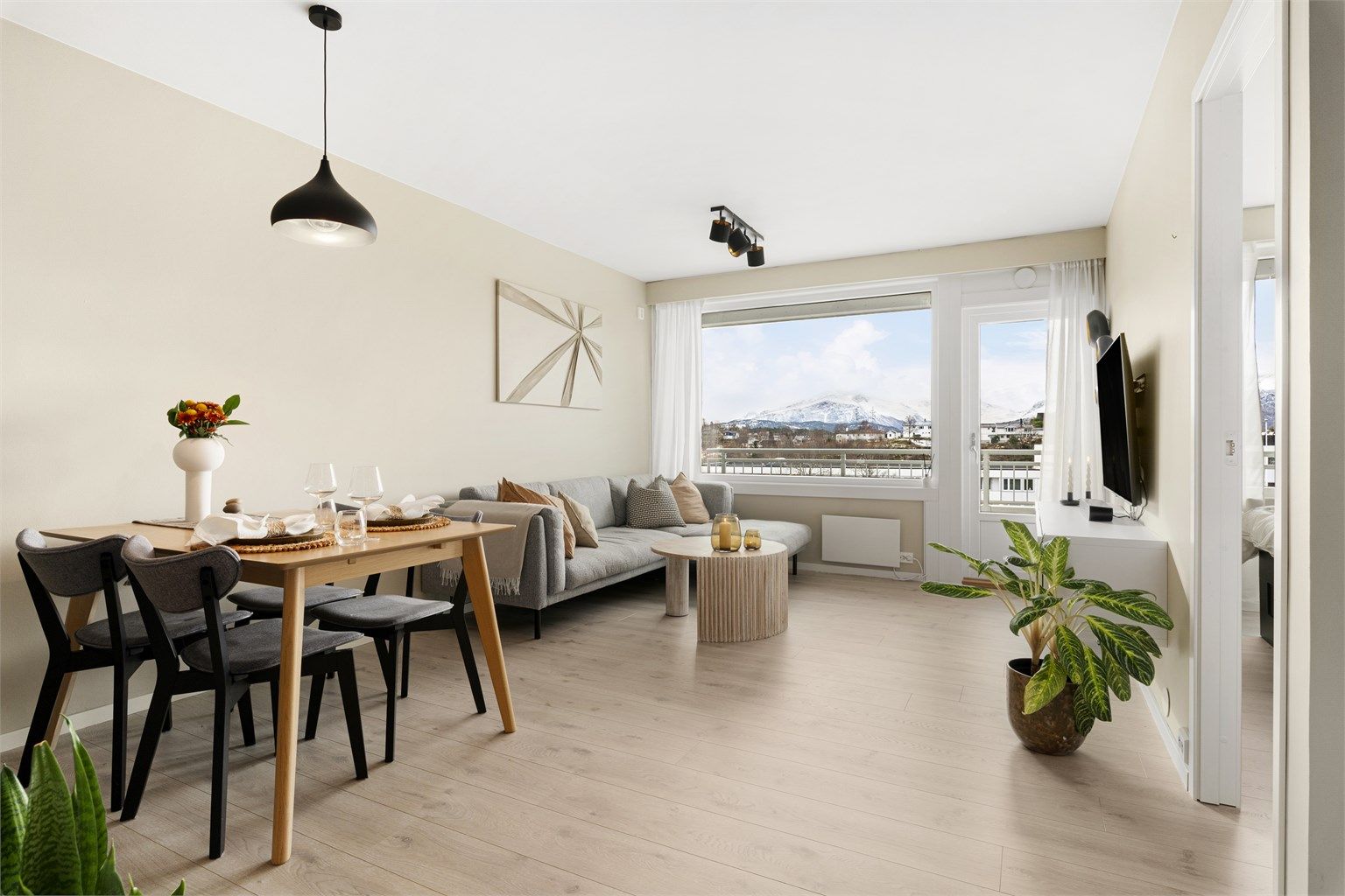 Fredsbergvegen 21 presenteres av Krogsveen v/eiendomsmegler Robert T. Iversen